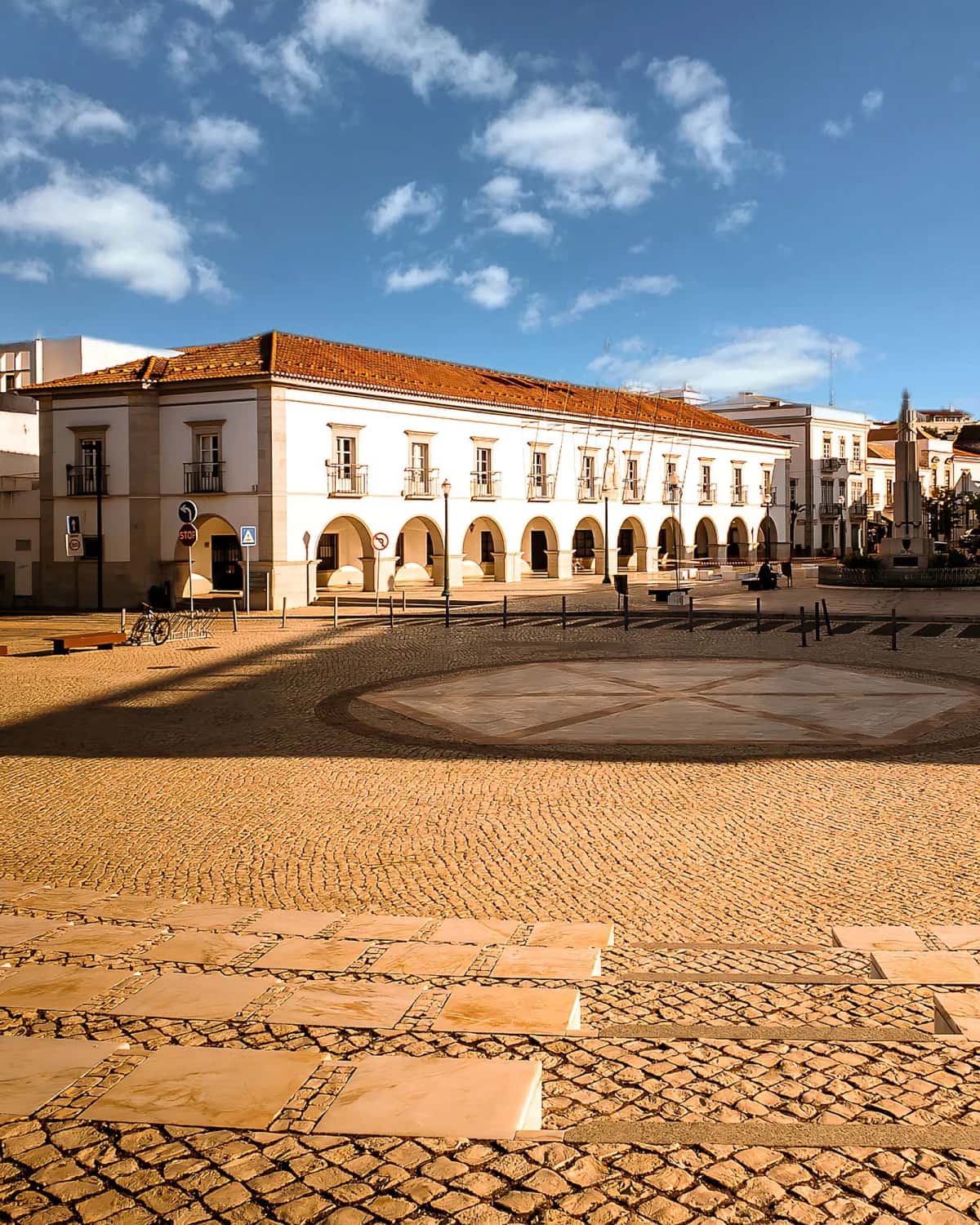 La Praça da República de Tavira et son ancien marché à arcades, Algarve