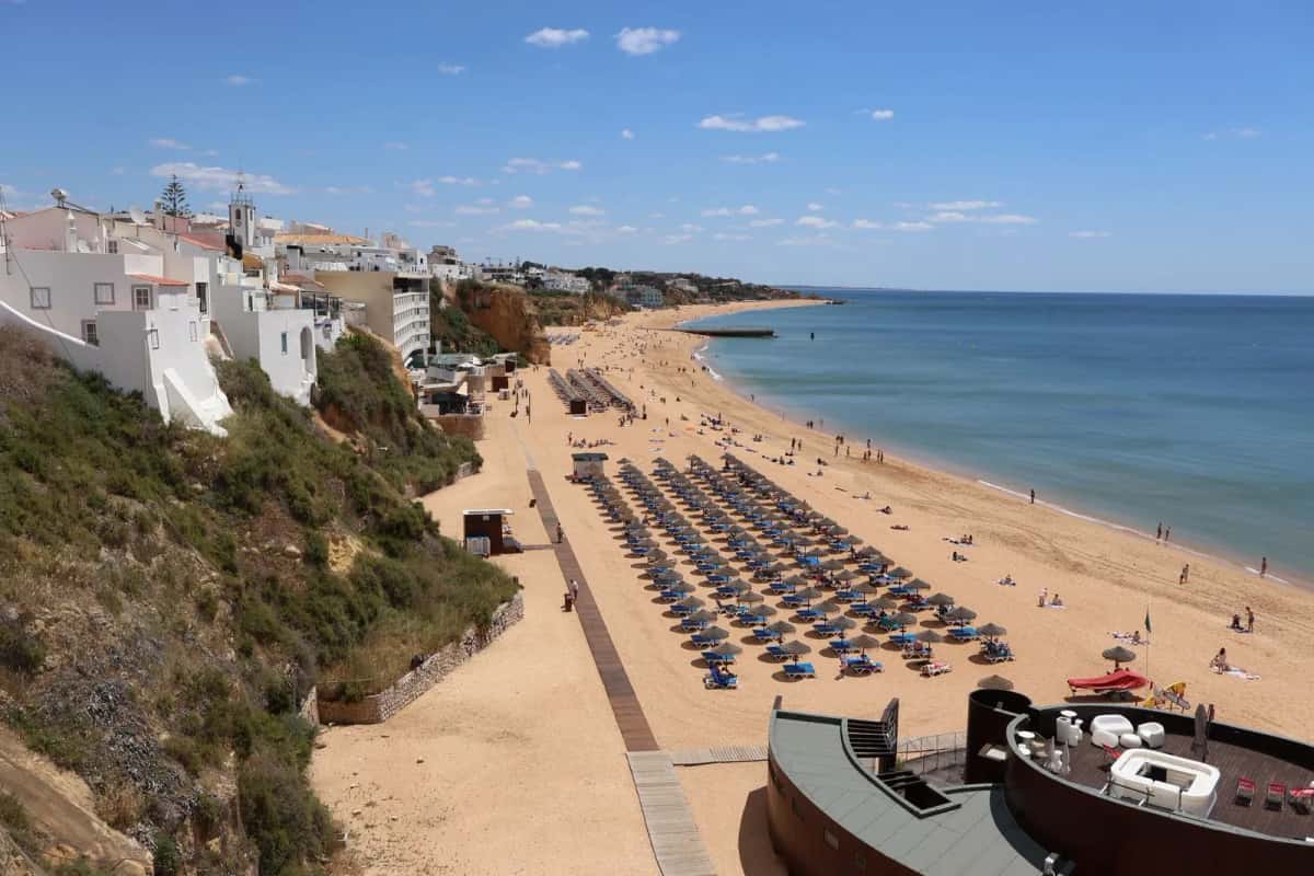 Vieille ville blanche d'Albufeira au-dessus de la plage, Algarve, Portugal