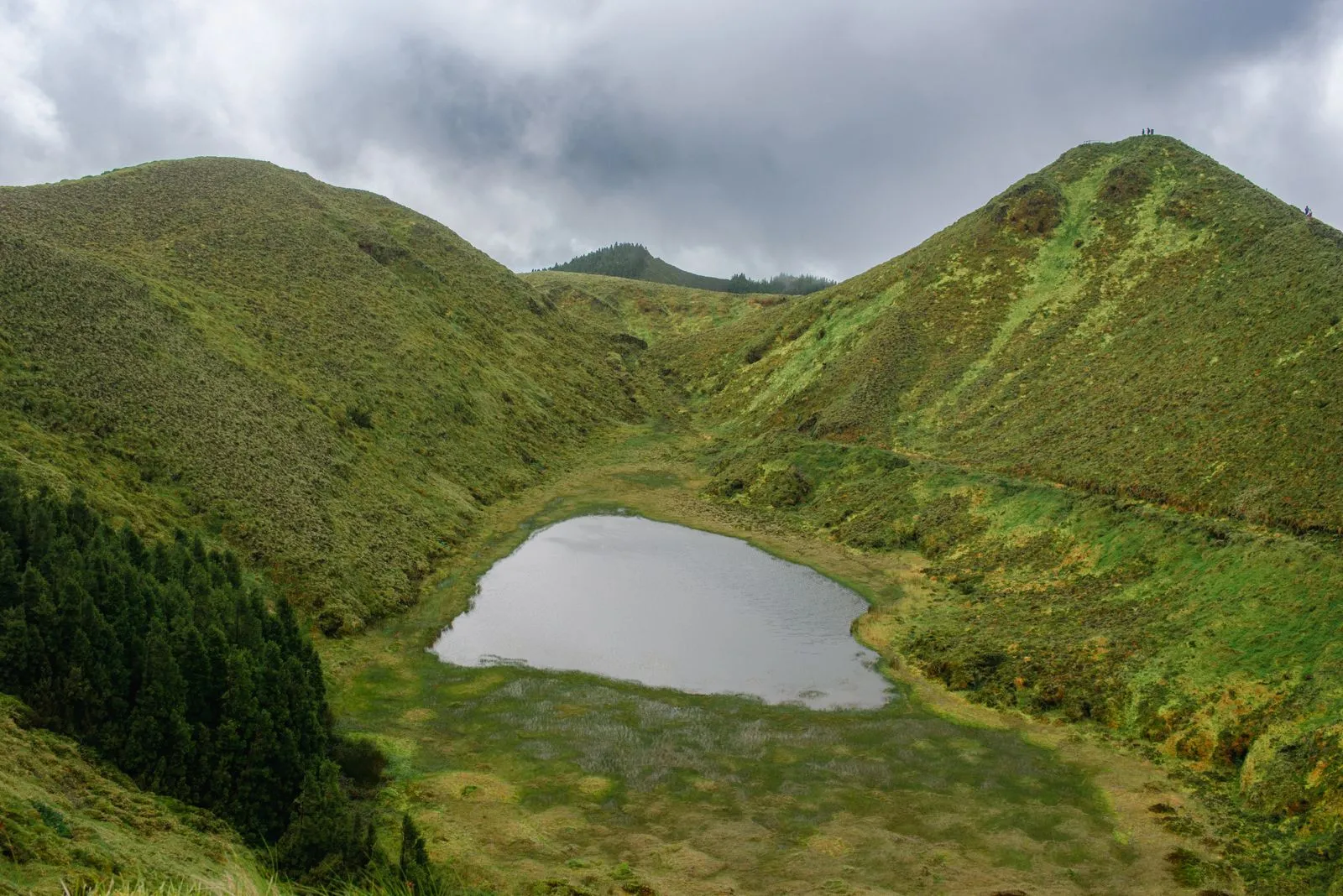 Petit lac de cratère dans les hauteurs verdoyantes de São Miguel, Açores