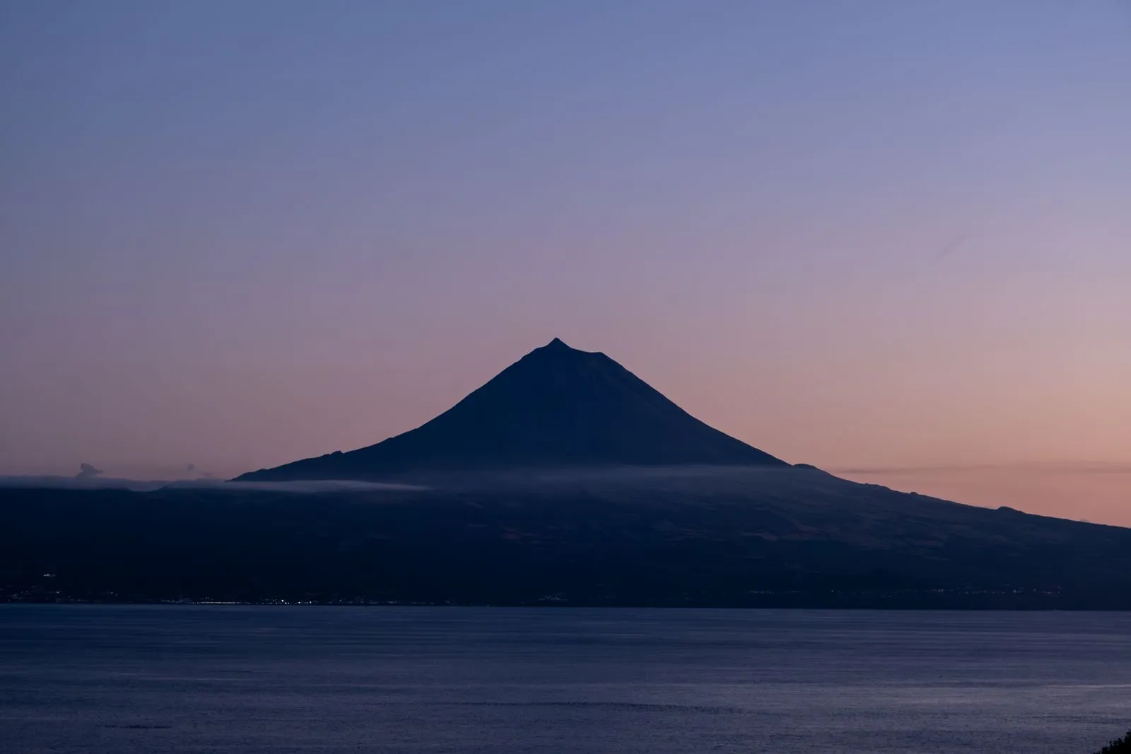 Le volcan Pico se détachant au crépuscule au-dessus de l'océan, Açores
